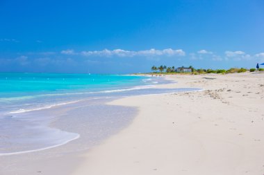 Mükemmel Adası'nda turkuaz su ile beyaz kumlu plaj