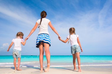 Küçük çocuklar ve mutlu anne beach tatil sırasında