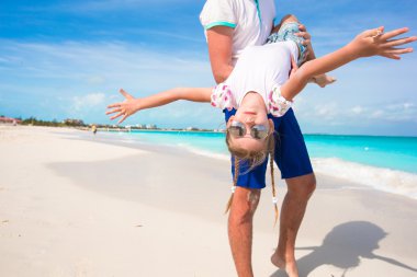 Mutlu baba var eğlenceli küçük şirin kızı ile plaj tatil sırasında