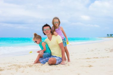 Sevimli küçük kız ve tropikal beyaz plaj üzerinde mutlu baba