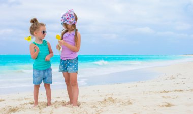 Tropikal plaj tatil sırasında küçük çok güzel kızlar