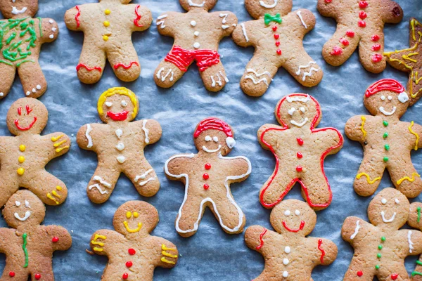 Raw gingerbread men with glaze for Christmas — Stock Photo, Image