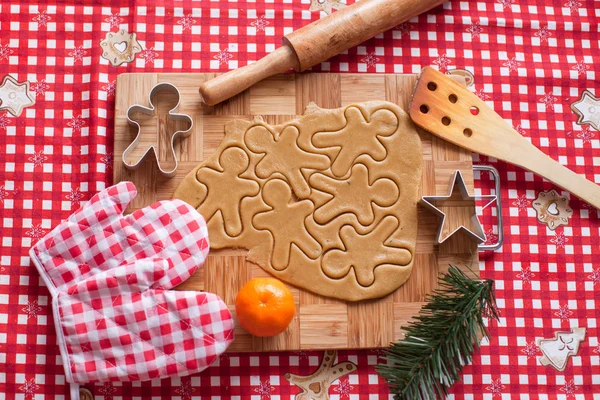 Cutting gingerbread cookie dough for Christmas — Stock Photo, Image