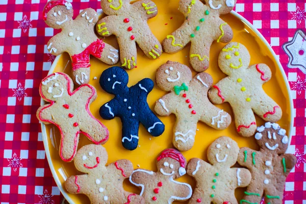 Traurig verbrannte und fertige lustige Lebkuchen — Stockfoto