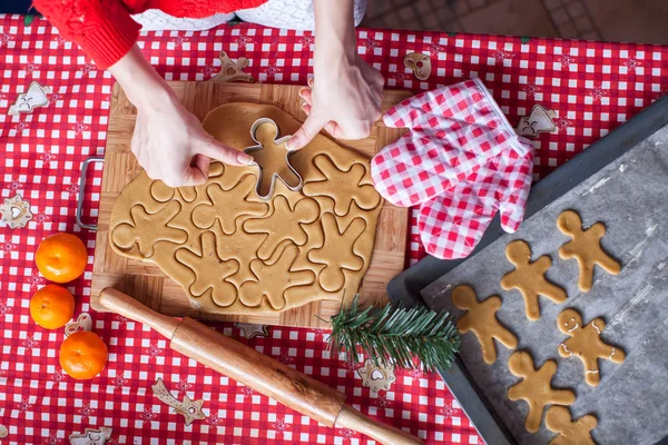 Hände, die aus Teig Lebkuchen machen — Stockfoto