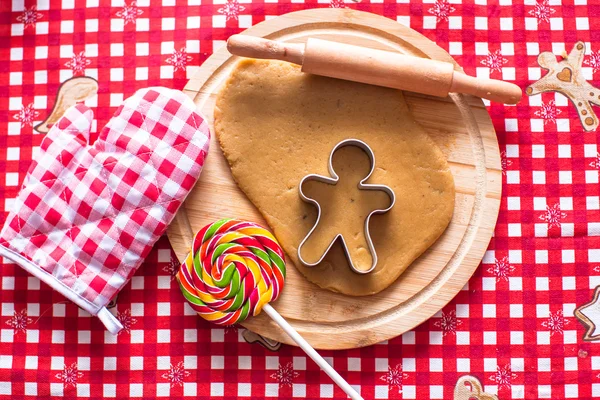 Cutting the gingerbread cookie dough for Christmas — Stock Photo, Image