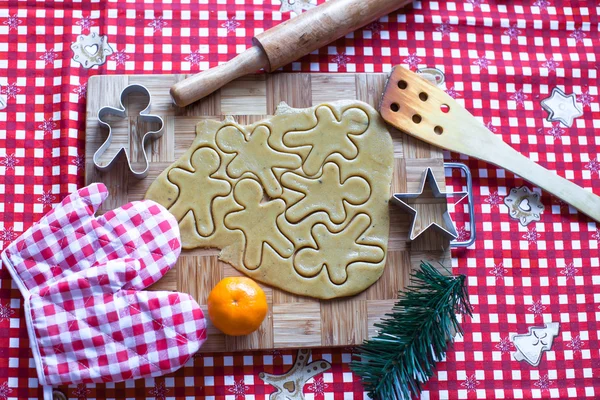 Making gingerbread man and christmas cookies — Stock Photo, Image