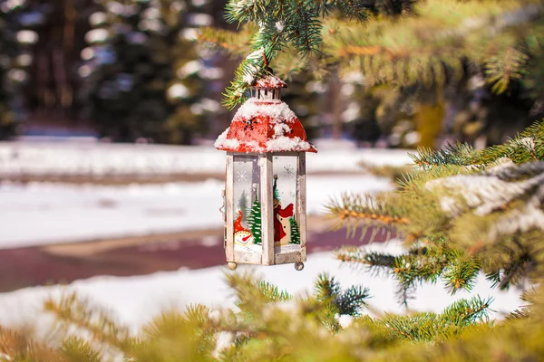 Decoratieve Kerst lantaarn op fir tak in sneeuw winterdag — Stockfoto