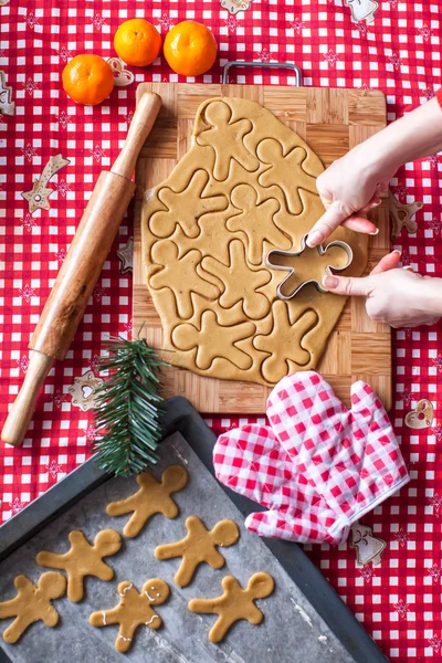 Hände, die aus Teig Lebkuchen machen — Stockfoto