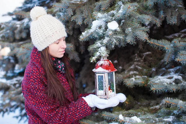 Jeune femme avec lanterne de Noël rouge dans la neige — Photo