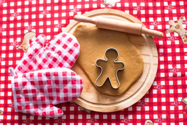 Anschneiden des Lebkuchenteigs für Weihnachten — Stockfoto