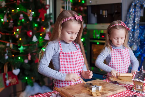 Meninas bonitos preparando biscoitos de gengibre para o Natal — Fotografia de Stock