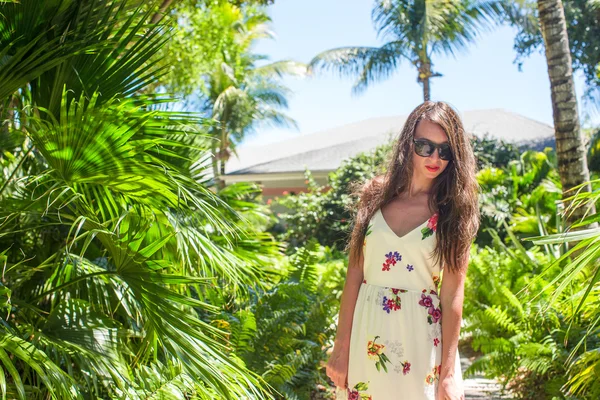 Giovane donna in vacanza estiva al lussureggiante giardino — Foto Stock