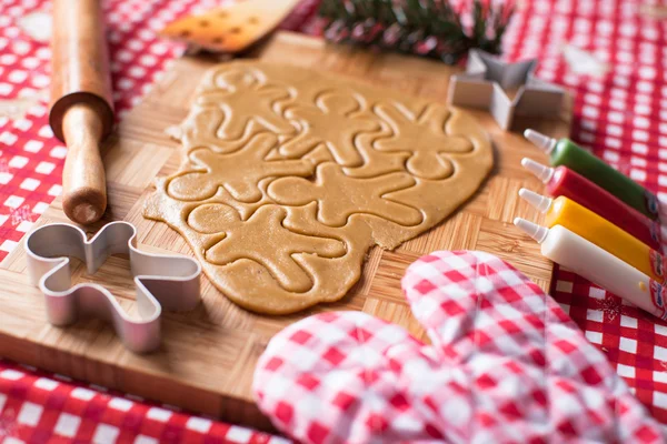 Skärande pepparkakor cookie deg till jul — Stockfoto