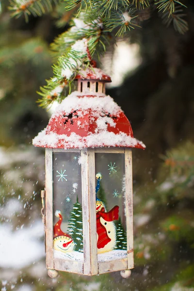 Lanterna de Natal decorativa no ramo de abeto no dia de inverno de neve — Fotografia de Stock