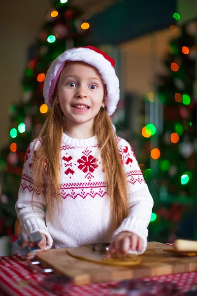 Adorable little girl baking gingerbread cookies for Christmas — Stock Photo, Image