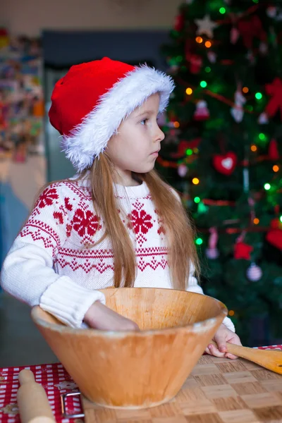 キッチンでクリスマスのためのジンジャーブレッド クッキーを焼くのかわいい女の子 — ストック写真