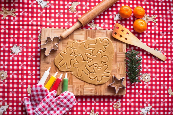 Tagliando la pasta di biscotti di pan di zenzero per Natale e Anno nuovo — Foto Stock