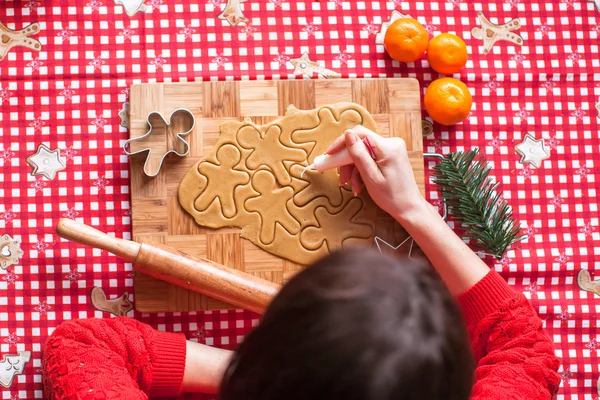 Hands making from dough Christmas gingerbread man — Stock Photo, Image