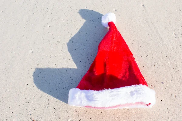 Chiudi il cappello di Babbo Natale su una spiaggia di sabbia bianca — Foto Stock