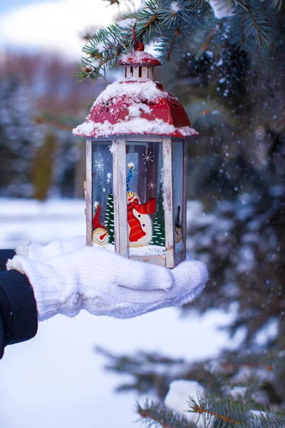 Lanterna de Natal no ramo de abeto no dia de inverno de neve — Fotografia de Stock