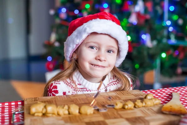 Adorable little girl baking gingerbread cookies for Christmas — Stock Photo, Image