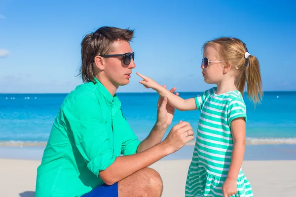 Szczęśliwy ojciec i urocze dziewczynki w tropikalnej plaży — Zdjęcie stockowe