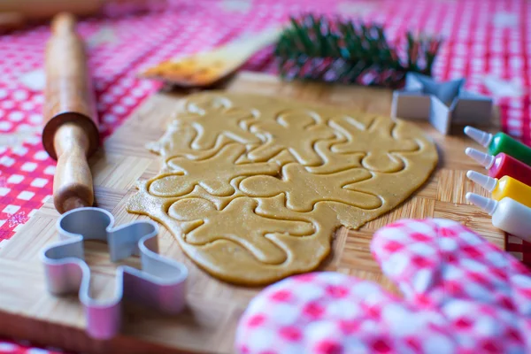 Lebkuchenteig für Weihnachten schneiden — Stockfoto