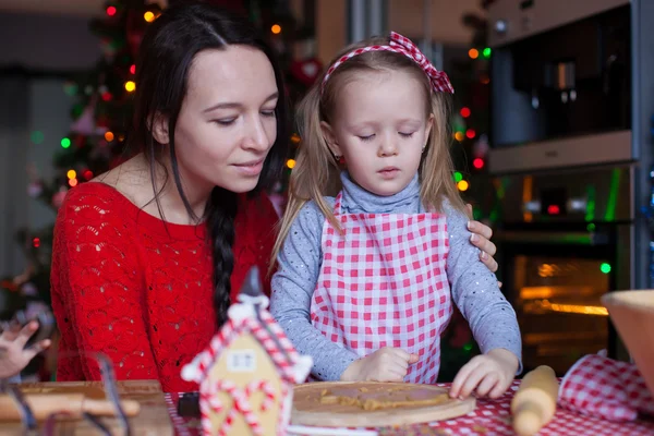 Kleines entzückendes Mädchen und Mutter beim Weihnachtsbacken von Lebkuchen — Stockfoto