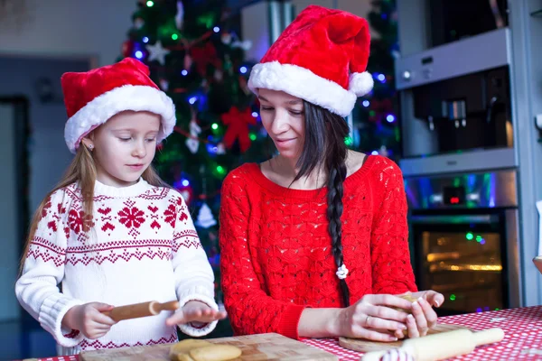 Klein meisje en moeder bakken kerstkoekjes peperkoek — Stockfoto