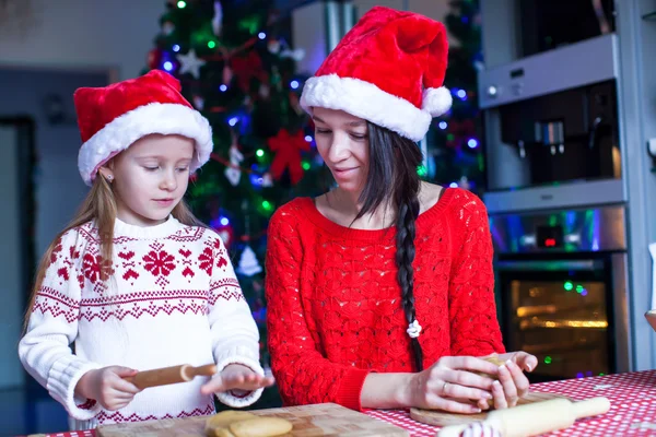 小さな女の子とクリスマスのジンジャーブレッド クッキーを焼く母 — ストック写真