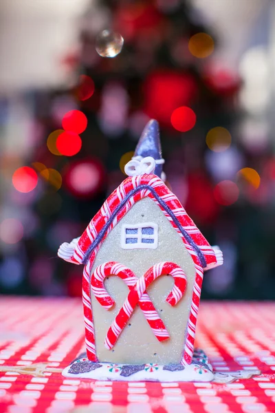 Rumah peri roti jahe dihiasi dengan permen berwarna-warni dari pohon Natal yang cerah — Stok Foto