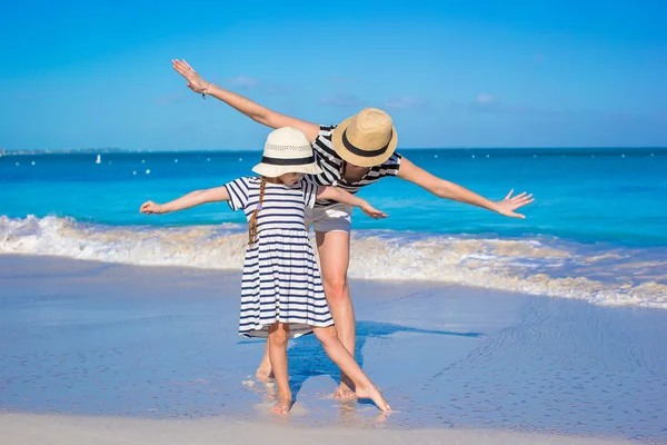 Szczęśliwa matka i córka trochę zabawy na tropikalnej plaży — Zdjęcie stockowe