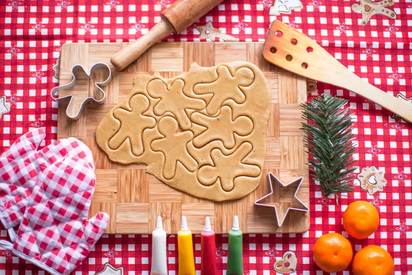 Making gingerbread man and christmas cookies — Stock Photo, Image