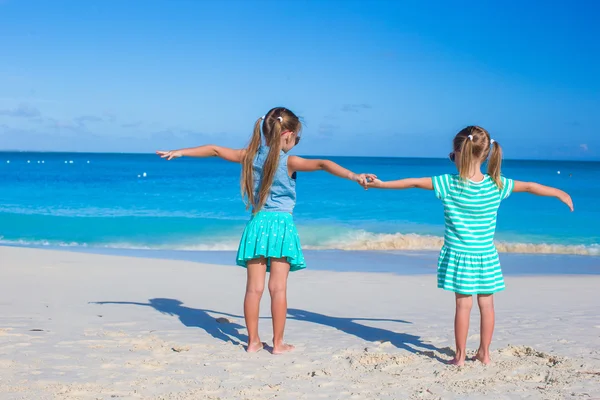 Little adorable girls enjoy summer beach vacation — Stock Photo, Image