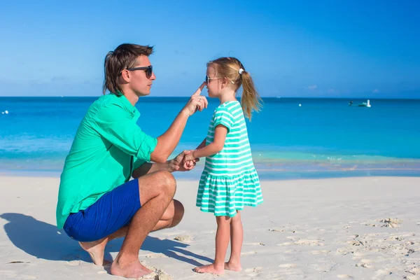 快乐老爸和一起在海滩的可爱小女孩 — 图库照片