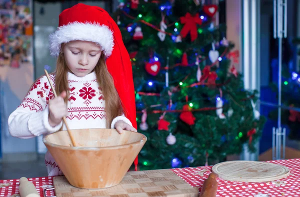 Adorable niña hornear galletas de jengibre para Navidad en la cocina —  Fotos de Stock
