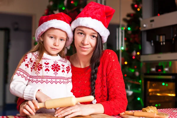 Niña y madre horneando galletas de jengibre de Navidad — Foto de Stock