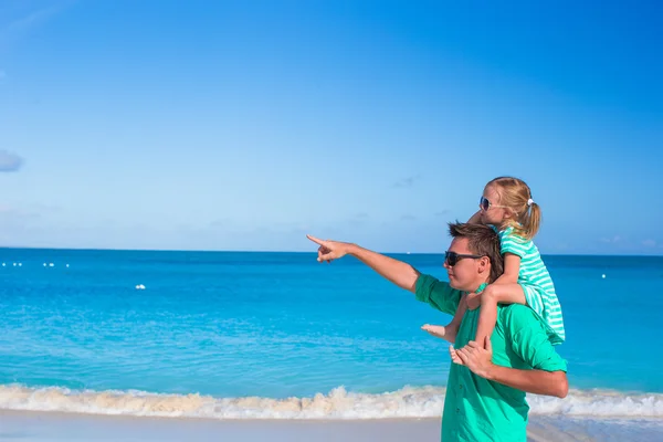 Bedårande liten flicka ha roligt med pappa under tropisk strand — Stockfoto