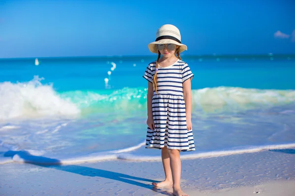 Чарівна маленька дівчинка під час пляжних канікул розважається — стокове фото