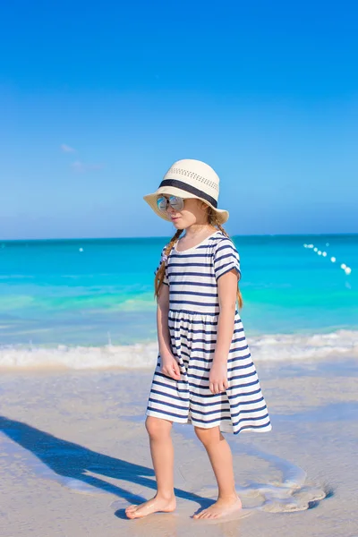 Rozkošná holčička během beach dovolenou bavit — Stock fotografie