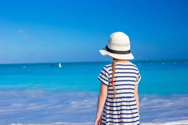 Adorable little girl at white beach during summer vacation — Stock Photo, Image