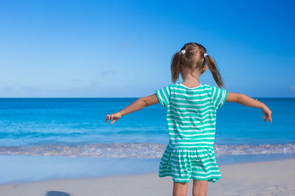 Adorable petite fille à la plage blanche pendant les vacances d'été — Photo