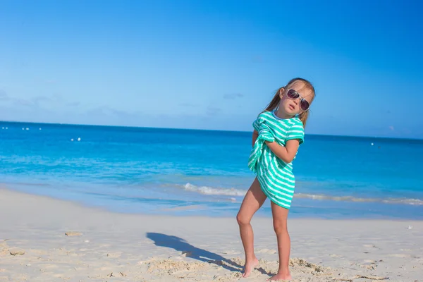 Adorabile bambina sulla spiaggia bianca durante le vacanze estive — Foto Stock