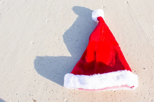 Cerca de Santa sombrero en una playa de arena blanca — Foto de Stock