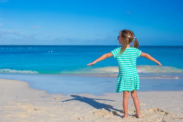 Aranyos kislány, fehér strand nyaralás alatt — Stock Fotó