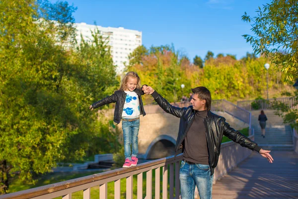 Padre y linda hija en el parque de otoño al aire libre — Foto de Stock