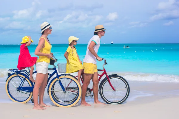 Jovem família feliz durante as férias na praia tropical — Fotografia de Stock