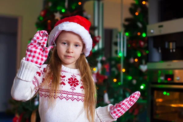 Adorable little girl baking gingerbread cookies for Christmas — Stock Photo, Image