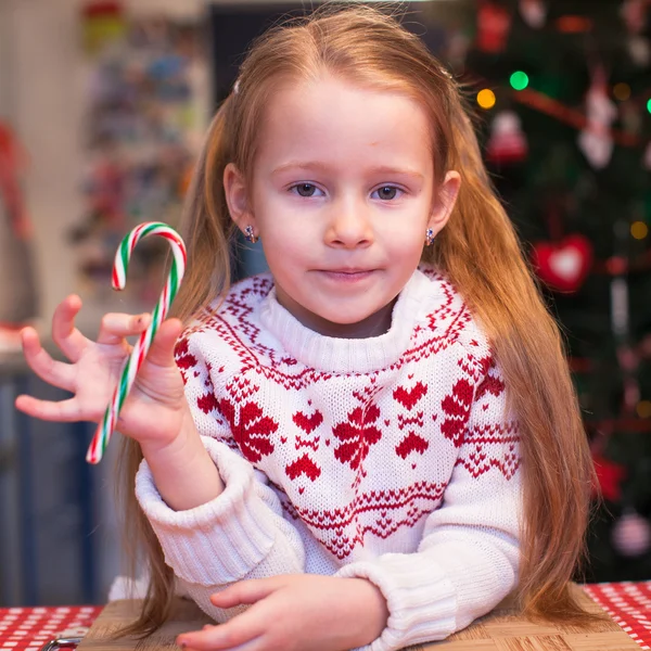 Meisje met snoep voorbereiding Christmas Cake — Stockfoto